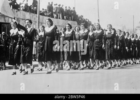 Gli studenti di ragazze sfilano ad Atene per i morti di guerra . Re Giorgio di Grecia e suo fratello , il principe ereditario Paolo , erano presenti ad un Requiem in memoria dei soldati greci uccisi durante la guerra alla Tomba del Guerriero Ignoto ad Atene . Anche i membri del Gabinetto erano presenti alla cerimonia , alla quale hanno partecipato un enorme numero di persone . Foto spettacoli , studentesse che marciano oltre la Tomba del Guerriero Ignoto . 17 marzo 1936 Foto Stock