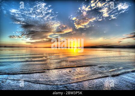 Isola di Gigha, Scozia. Vista artistica del tramonto sul Sound of Gigha, con l'Isola di Gigha sullo sfondo. Foto Stock