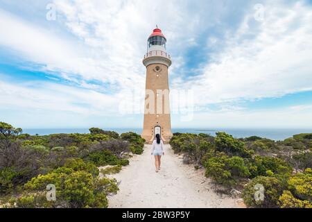 Donna che cammina verso il faro di Cape Du Couedic, Kangaroo Island Foto Stock
