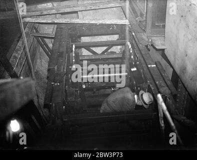 La fine della prima scala mobile di Londra. La prima scala mobile che è stata eretta a Londra viene abbattuta dai lavoratori e la scala mobile si trova alla stazione di Earl' s Court . Fu eretta nel 1911 e viaggiò a 90 metri al minuto . Quelli da erigere al suo posto si muoveranno al doppio di quella velocità . Il lavoro fa parte di un grande progetto per fornire un nuovo ingresso dalla Earl' s Court Exhibition e una metropolitana di 220 iarde sotto Warwick Road e la pista ferroviaria del Distretto di underneaththe. Foto , smantellamento della vecchia scala mobile alla stazione di Earl' s Court . 12 maggio 1936 Foto Stock