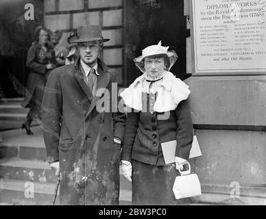 Colletto in pelliccia bianca alla Royal Academy con vista privata. Le donne che visitano la Royal Academy hanno visto la casa di Burlington , ha fornito un'interessante sfilata di moda . Spettacoli fotografici , Miss Ulrica Forbes del Sud Africa , con un velo e un colletto di pelliccia bianca , arrivo a Burlington House . 1 maggio 1936 Foto Stock