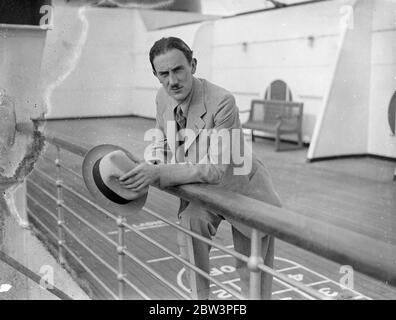 Connery Chappell parte per l'America a bordo della Queen Mary Connery Chappell, critico cinematografico del Sunday Dispatch a bordo della Queen Mary, mentre lasciò Southampton nel suo secondo viaggio negli Stati Uniti, il 17 giugno 1936 Foto Stock