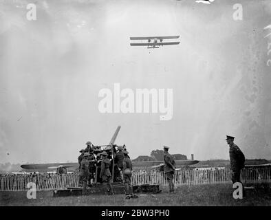La folla ispeziona gli aerei a Hendon il giorno dell'Impero . Grandi folle hanno guardato l'esposizione dell'Empire Air Day all'Aerodromo di Hendon , l'11° reggimento di Londra ( The Finsbury Rifles 0 , che ora comprende le batterie degli aerei anti del 170 e 171, co-operate con la Royal Air Force in esposizione . Foto spettacoli , un Vickers tipo 264 Valentia che passa sopra una pistola anti-aereo dell'artiglieria reale . 23 aprile 1936 Foto Stock