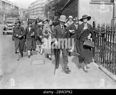 Pari di 82 sposi sorella in legge del 81 presso l'Ufficio del Registro di Londra . Lord Monteagle ha sposato Julia Spring Rice presso il Kensington Register Office . 11 settembre 1935 Foto Stock