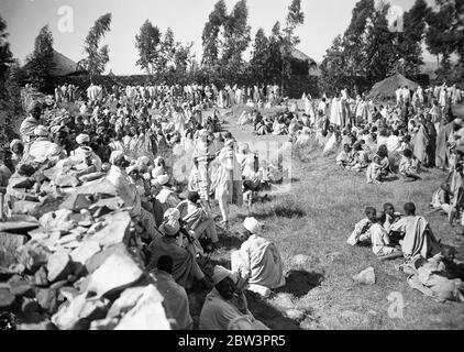 Rifugiati abissini dopo che le truppe italiane hanno saccheggiato Addis Abeba, Abissinia. Maggio 1936 Foto Stock