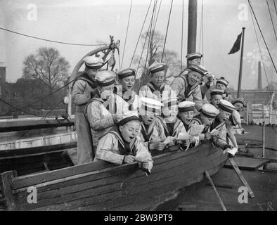 Bambini che cantano in abito navale . 27 novembre 1935 Foto Stock