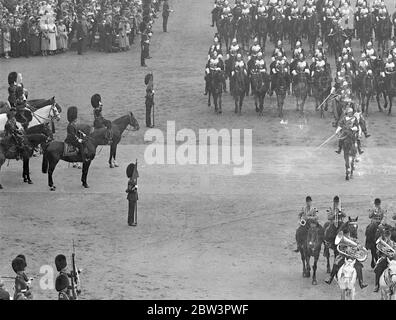 Re al primo Trooping del colore come Monarca per la prima volta come monarca re Edoardo VIII ha preso parte alla cerimonia del Trooping del colore alla Parata delle Guardie a Cavallo in onore del suo 42 ° compleanno . Suo fratello il Duca di York , i Duchi reali , i militari attaccati di potenze straniere e i Colonelli dei regimenti della Guardia lo accompagnarono a cavallo . Spettacoli fotografici : le Guardie a Cavallo passando il Re che è alla base di saluto . 23 Jun 1936 Foto Stock