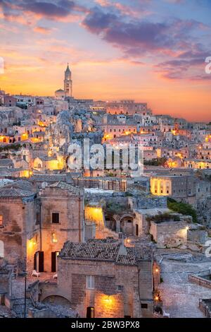 Matera. Immagine aerea del paesaggio urbano della città medievale di Matera, Italia durante il bellissimo tramonto. Foto Stock