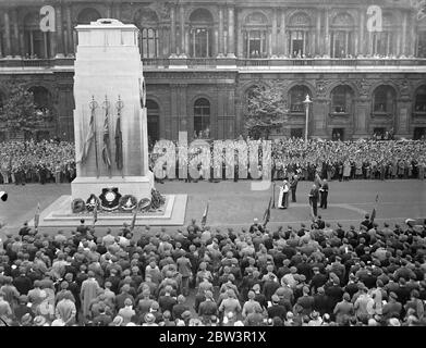 I pellegrini canadesi partecipano alla cerimonia speciale al Cenotafe . I piliggioni canadesi che hanno partecipato alla presentazione del Vimy Bridge Memorial e stanno facendo una visita a Londra , hanno partecipato per un servizio speciale al Cenotaph di Whitehall . Quasi la metà dei pellegrini sono vedove di guerra delle donne o parenti di uomini caduti in Francia . Spettacoli fotografici : una visione generale della cerimonia al Cenotaph . 29 Jul 1936 Foto Stock