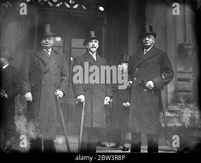 I delegati britannici arrivano per l'apertura della conferenza navale . I delegati francesi con il Vice Ammiraglio George Robert al centro , arrivano al Ministero degli Affari Esteri . 9 dicembre 1935 Foto Stock