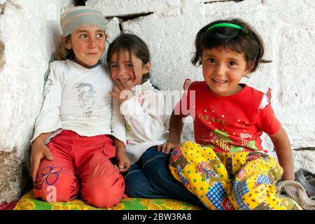 Türkei, Provinz Bingöl, Dorf Burmatas (kurdisch Xisok) in den Serafettin-Bergen östlich des Provinzstädchen Karliova, Kinder vor Haus Foto Stock