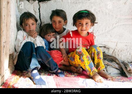 Türkei, Provinz Bingöl, Dorf Burmatas (kurdisch Xisok) in den Serafettin-Bergen östlich des Provinzstädchen Karliova, Kinder vor Haus Foto Stock