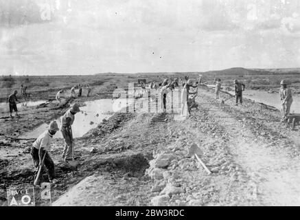 Come italiani si avvicinarono ad Addis Abeba . Costruttori di strada carve autostrada per le truppe . Queste immagini , appena ricevute a Londra , mostrano agli italiani che completano il loro avanzamento ad Addis Abeba , capitale abissiniana . Guidati dallo stesso maresciallo Badoglio , le forze italiane entrarono in città per trovarla nelle mani di assassini e saccheggiatori . Mostre fotografiche , costruttori di strada italiani che lavorano vicino ad Addis Abeba . Le difficoltà dell'avanzamento sono evidenziate dalle grandi pudddle su ciascun lato . 6 maggio 1936 Foto Stock