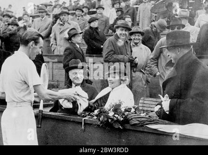 La signora Perry smilesat, marito vittorioso a Praga. Il campione britannico vince il titolo ceco . F J Perry ha vinto il campionato di singles della Cecoslovacchia a Praga sconfiggendo L Hecht , il calciatore ceco Davis , con 6 - 2 , 6 - 3 , 4 - 6 e 6 - 1 in finale . Foto mostra , Perry risponde al sorriso della moglie , Helen Vinson , l'attrice del film , mentre gli passa il maglione dopo la vittoria . 25 aprile 1936 Foto Stock