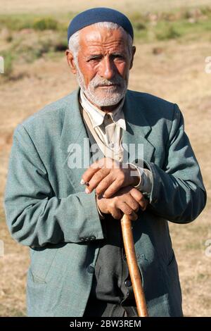 Türkei, Provinz Bingöl, Mann mit Stock auf Hochweide in den Serafettin-Bergen östlich des Provinzstädchen Karliova, Foto Stock