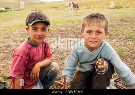 Asien, Türkei, Provinz Bingöl, Kinder vom Stamm der Beritan-Nomaden auf einer Hochweide in den Serafettin-Bergen östlich des Provinzstädchen Karliova, Foto Stock