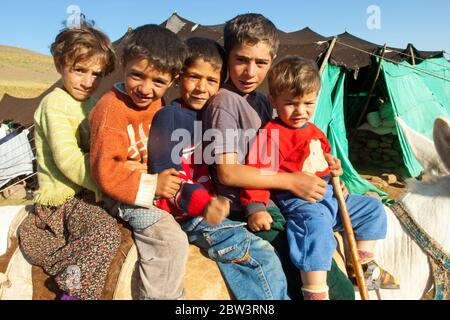 Türkei, Provinz Bingöl, Hochweide in den Serafettin-Bergen östlich des Provinzstädchen Karliova, Kinder vom Stamm der Beritan-Nomaden reiten au Foto Stock