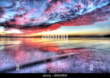 Isola di Gigha, Scozia. Vista artistica del tramonto sul Sound of Gigha, con l'Isola di Gigha sullo sfondo. Foto Stock