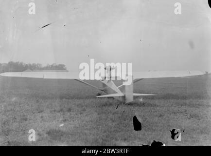 Il Flying Officer lascia Hanworth per un volo senza motore verso l'isola di Man . Ufficiale di volo e Mole (Titolare del record di resistenza britannico senza motore aereo - ha lasciato Hanworth in un piccolo aliante alimentato da un motore a motore simile a quello recentemente volato attraverso la Manica - nel tentativo di volare all'Isola di Man per vincere le celebrazioni in seguito al Tourists Trophy Gare di motociclismo - l'ufficiale volante Mole è stato visto fuori ad Hanworth da Mary Kronfeld (l'esperto Austrrial ) che ha fatto il volo a Parigi in una macchina simile ad un costo di 6 shillings (30p) - foto mostra l'ufficiale volante e L Mole nel cockp Foto Stock