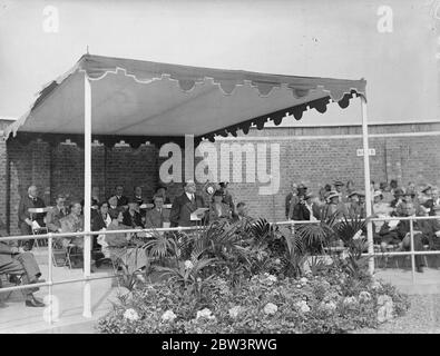 Il signor Herbert Morrison apre la nuova piscina del Victoria Park . Il sig. Herbert Morrison, M P, capo del London County Council, ha aperto il nuovo bagno all' aperto a Victoria Park. Spettacoli fotografici , Herbert Morrison parla alla cerimonia di apertura . 16 maggio 1936 Foto Stock