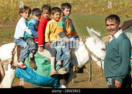 Türkei, Provinz Bingöl, Hochweide in den Serafettin-Bergen östlich des Provinzstädchen Karliova, Kinder vom Stamm der Beritan-Nomaden reiten au Foto Stock