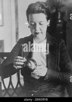 L'attore cita la ragazza della società per aver prestato via la moglie . Sig.ra Natalie Hammond . 21 novembre 1935 Foto Stock