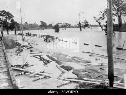 Molti temevano di annegare , centinaia di senzatetto in Australian Flood . Strade e ponti sono naufragati . Strade , ponti e tutte le altre comunicazioni si sono abbattute vicino a Bairnsdale nel distretto orientale di Gippsland a Victoria , Australia , a causa di gravi inondazioni . Centinaia di famiglie hanno perso la casa e migliaia di bovini sono morti . Molte persone sono state costrette a cercare sicurezza sui tetti degli edifici e 23 persone sono state salvate dal tetto di una casa vicino Bairnsdale . La polizia temeva , tuttavia, che il numero di agricoltori e di membri delle loro famiglie fossero stati intrappolati e annegati . Le inondazioni sono state causate da Foto Stock