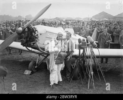 Birdman vola a terra con le ali ad Hanworth . Clam Sohn , un giovane americano di Lansing Michigan , ha dato la sua prima mostra di volo' uccello' in gran bretagna al parco aereo Hanworth di Feltham, Middlesex . Indossando un vestito di ali e una pinna Sohn volò sulla terra come un gabbiano gigante da un'altezza di circa 10 , 000 piedi . Piegò le ali e tirò il cordino di un paracadute quando si trovava entro 000 metri dal suolo , la foto mostra Clem Sohn che dimostrava l'azione delle sue ali alla folla prima di salire . 2 maggio 1936 Foto Stock