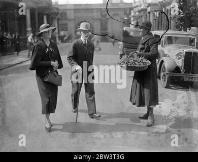 Pari di 82 sposi sorella in legge del 81 presso l'Ufficio del Registro di Londra . Lord Monteagle ha sposato Julia Spring Rice presso il Kensington Register Office . 11 settembre 1935 Foto Stock