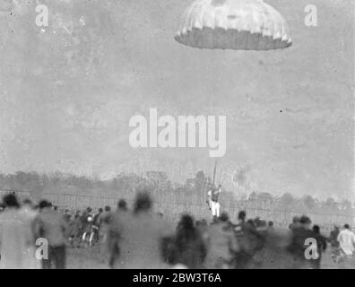 Birdman vola a terra con le ali ad Hanworth . Clam Sohn , un giovane americano di Lansing Michigan , ha dato la sua prima mostra di volo' uccello' in gran bretagna al parco aereo Hanworth di Feltham, Middlesex . Indossando un vestito di ali e una pinna Sohn volò sulla terra come un gabbiano gigante da un'altezza di circa 10 , 000 piedi . Ha piegato le sue ali e tirato il filo di un paracadute quando era entro 1 , 000 piedi del terreno , Foto mostra Clem Sohn facendo un atterraggio perfetto nel centro dell'aerodromo . 2 maggio 1936 Foto Stock