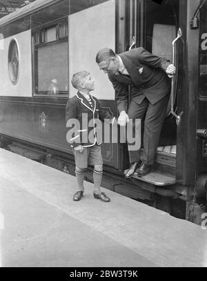 Henry Hall . Il direttore ospite di ' RMS Queen Mary' lascia Waterloo sul treno della barca. Henry Hall , leader della BBC Dance Band che sarà ospite direttore a bordo della ' RMS Queen Mary' nel suo viaggio inaugurale, ha lasciato Waterloo Station sul trio della barca per salire a bordo della nave a Southampton . Durante il viaggio , Hall trasmetter concerti in Inghilterra e America . Spettacoli fotografici , Henry Hall addio a suo figlio Michael a Waterloo . 27 maggio 1936 Foto Stock