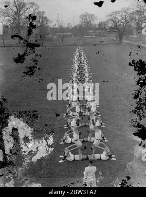 Gli uomini RAF provano i jerks fisici per il Royal Tournament . Il partito di addestramento fisico che la Royal Air Force sta contribuendo al Torneo reale di Olympia ha provato i loro ' tiri fisici ' al deposito della Royal Air Force, Uxbridge . Spettacoli fotografici , un movimento concertato . 30 aprile 1936 Foto Stock