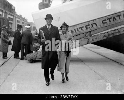 Il figlio del presidente americano salpa per casa . Il sig. James Roosevelt, figlio del presidente degli Stati Uniti Franklin D Roosevelt, salpò a casa sul liner, le SS Manhatten di Southampton, accompagnato dalla moglie. Il signor Roosevelt è stato in Inghilterra in un viaggio di buisness . Spettacoli fotografici, MR e Mrs James Roosevelt a Southampton alla partenza. 8 maggio 1936 Foto Stock