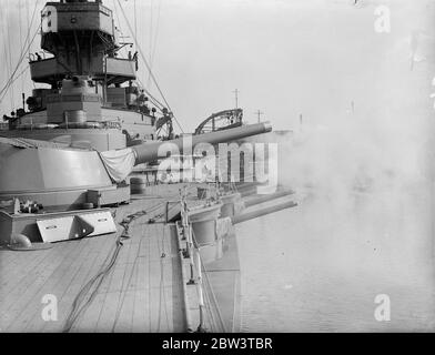 Guns of the HMS Iron Duke una terribile corazzata della settimana della Royal Navy a Portsmouth . 1 agosto 1935 Foto Stock