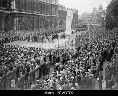 I pellegrini canadesi partecipano alla cerimonia speciale al Cenotafe . I piliggioni canadesi che hanno partecipato alla presentazione del Vimy Bridge Memorial e stanno facendo una visita a Londra , hanno partecipato per un servizio speciale al Cenotaph di Whitehall . Quasi la metà dei pellegrini sono vedove di guerra delle donne o parenti di uomini caduti in Francia . Spettacoli fotografici : una visione generale della cerimonia al Cenotaph . 29 Jul 1936 Foto Stock