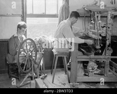 Tessitura a mano ripresa nel villaggio di Essex dal sacerdote rosso . Arthur Caton , che da anni tesseva a mano , al suo telaio a mano (a destra) a Thaxted , Essex . 26 settembre 1935 Foto Stock