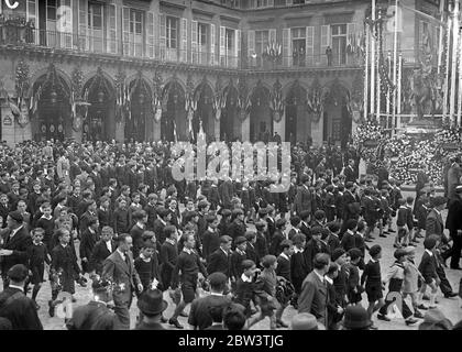 Migliaia di persone celebrano la giornata di Giovanna d' Arco a Parigi . Migliaia di membri della Croix de Feu (organizzazione fascista francese ) e di altri seguaci della destra , dell' esercito e del governo hanno partecipato alle celebrazioni annuali di Parigi, il giorno di Giovanna d' Arco . Una grande processione passò dalla statueof di San Giovanna in Place St Augustine alla statua in Place de Pyramides in Rue de Rivoli , dove il colonnello de la Rocque , capo della Croix de Feu , prese il saluto . Spettacoli fotografici , giovani membri della Croix de Feu che marciano oltre il colonnello de la Rocque in Rue de Rivoli . 10 maggio 1936 Foto Stock