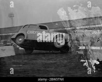 Hell Drivers prova le auto a White City . L'auto ha battuto al suo fianco mentre l'inferno driver volutamente si capovolge a White City . 16 ottobre 1935 Foto Stock