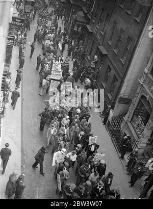 Il Paese viene a Londra per protestare contro il Title Bill . Gigantesco Hyde Park dimostrazione migliaia di agricoltori e lavoratori in abbigliamento da fattoria , agitando falchi aloft e altri attrezzi , marciarono attraverso le strade di Londra in una processione di due miglia a Hyde Park per una grande dimostrazione organizzata contro il Tithel Bill , La terza lettura è in corso in Aula. I lavoratori rurali provenivano da molte contee per partecipare alla riunione . Un deputato è quello di aspettare il Premier in Aula per chiedere la negazione del disegno di legge . Spettacoli fotografici : una vista generale dei marchers che ondeggiano bandiere in aloft in t Foto Stock