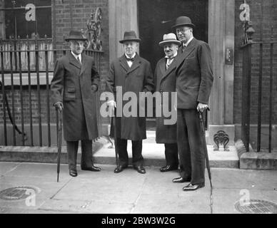 Sir S Hoare alla riunione del gabinetto a Downing Street , Londra . 27 novembre 1935 Foto Stock