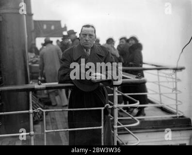 Ned Sparks arriva per la prima visita in Inghilterra . Ned Sparks , il comico cinematografico americano , è arrivato a Southampton sul liner Europa per la sua prima visita in Inghilterra . È venuto a comparire in un breve nuovo film . Spettacoli fotografici , Ned Sparks all'arrivo a Southampton . 20 dicembre 1935 Foto Stock