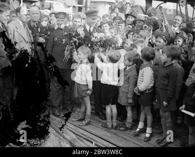 Il primo freighter di Stalingrado a fare il viaggio attraverso il Circolo polare Artico arriva a Londra . Il capitano R Melekhov accolto dai bambini della colonia sovietica a Londra all'arrivo alle banchine di Surrey . 28 settembre 1935 Foto Stock