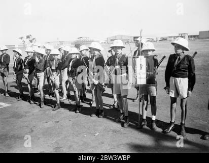 Foto in aereo dal fronte Nord Italiano . Bandiera della legione Eritrea dei giovani fascisti . Il Maresciallo de Bono recensì la Legione Eritrea dei giovani fascisti nell' aerodromo di Asmara , la base Eritrea , prima di consegnare il comando al maresciallo Badoglio in occasione del suo richiamo a Roma . De Bono prese il saluto nel passato di marzo e successivamente diede il suo saluto alle truppe . Mostre fotografiche , giovani fascisti della Legione Eritrea si sono schierati per l'ispezione . . 3 dicembre 1935 Foto Stock