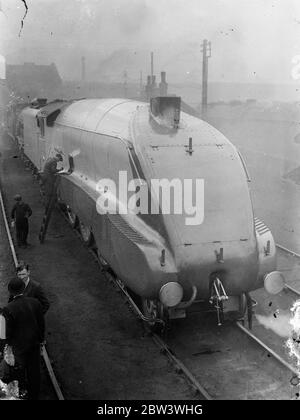 Nuovo espresso semplificato a Kingston Cross . Completamente aerodinamico , l' ultimo motore espresso per passeggeri della L N e R è arrivato alla Croce di Re da Doncaster dove è stato costruito in segreto . Il motore è di tipo Pacifico e verrà introdotto come parte del Silver Jubilee Express per il 30 settembre tra Londra e Newcastle . Non solo il motore ma l'intero treno è aerodinamico , è stato chiamato ' Silver link ' . Spettacoli fotografici , il 'link Argento' al suo arrivo alla Croce del Re . 16 settembre 1935 Foto Stock