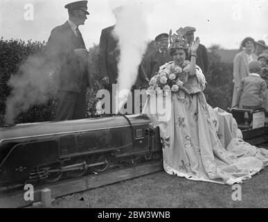 Incoronare la regina floreale a Southern ferrovia fiori show . L'incoronazione di Miss Violet e Larcomb come Floral Queen fu uno degli eventi dell'ottava mostra annuale Flower , Fruit and Vegtable delle sezioni Southern Railway e Eastern and Central ( London Area ) che si è svolta presso il campo sportivo , Plow Lane , Waddon . Foto spettacoli , Miss Violet e Larcomb seduta su un treno modello . . 19 agosto 1936 19 agosto 1936 Foto Stock