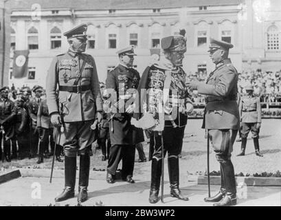 Il Field Marshal von Blomberg , il Ministro tedesco della più grande parata militare di Potsdam dopo la guerra , 150 anni di morte di Federico il grande . Erano presenti anche il veterano Maresciallo von Mackensen , che indossava l'uniforme di Hussar , e il generale vo Fritsch , comandante in capo dell'esercito . L'intera divisione del 23 ha preso parte alla parata , che era la più grande mostra militare che Potsdam aveva visto fin dalla guerra . Foto , il maresciallo di campo von Mackensen che parla con Gerneral von Fritsch ( a sinistra ) con il maresciallo di campo von Blomberg a destra . Dietro c'è il Vice Ammiraglio Wilets . 18 agosto 1936 Foto Stock