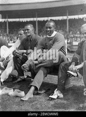 Jesse Owens , l' Olimpic ' flyer ' , partecipa agli Stati Uniti contro  l'Empire match a White City . Gli atleti olimpici record-breaking degli  Stati Uniti , compreso Jesse Owens ,