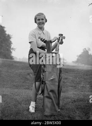 16 anni ragazza come preferita per stoke poges open campionato. Le partite di apertura nel Campionato di Golf aperto delle ragazze sono state giocate a Stoke Poges . Spettacoli fotografici , Miss Joan Pemberton , di 16 anni , secondo classificato lo scorso anno e fovourite per il concorso di quest' anno , sul corso di Stoke Poges . 9 settembre 1936 titolo originale da negativo Foto Stock