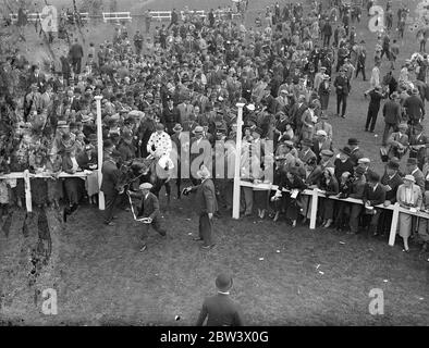 Il Boswell del William Woodward ha vinto il St Leger Stakes , l' ultimo classico della stagione delle corse in piano , a Doncaster , la Fearless Fox era seconda e Mahmoud , di proprietà dell' Aga Khan , era terzo. La foto mostra , il cavo in . 9 settembre 1936 titolo originale da negativo Foto Stock