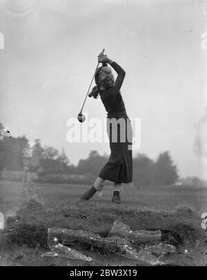 Le ragazze aprono il campionato di golf a Stoke Poges . Le partite di apertura nel campionato di golf aperto delle ragazze sono state giocate a Stoke Poges . Le principali girl di Britian sono sfidate da due concorrenti francesi Lally e Sonia Vagliano , e da una sudafricana , la signorina Daphne Martyn di Port Elizabeth . Spettacoli fotografici , Miss Angela Noble arrivo sul corso . 9 settembre 1936 titolo originale da negativo Foto Stock